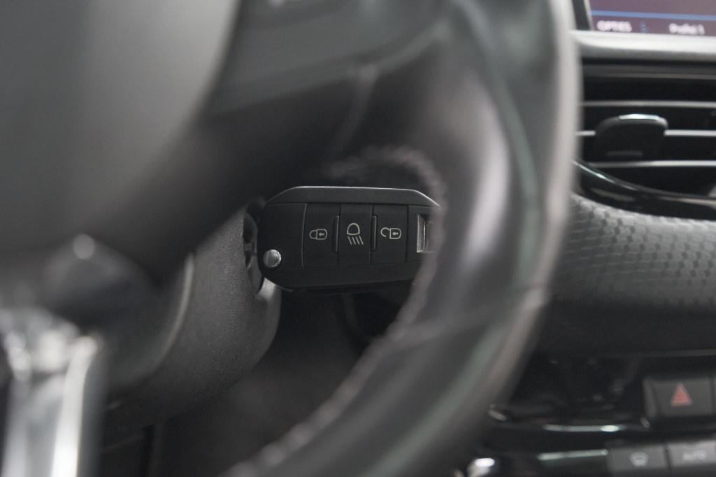 Peugeot 2008 1.2 puretech blue lease executive | all season banden | panora