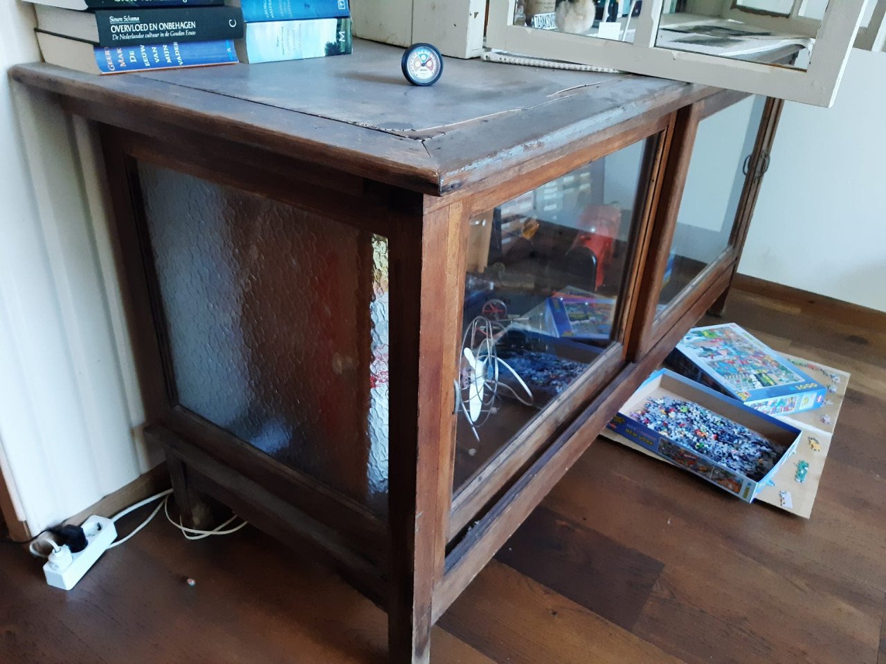 Vintage bijna antieke vitrine tafel