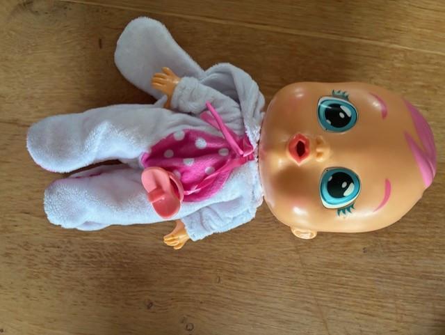 Cry Babies pop met wit/roze pakje - kan echt huilen