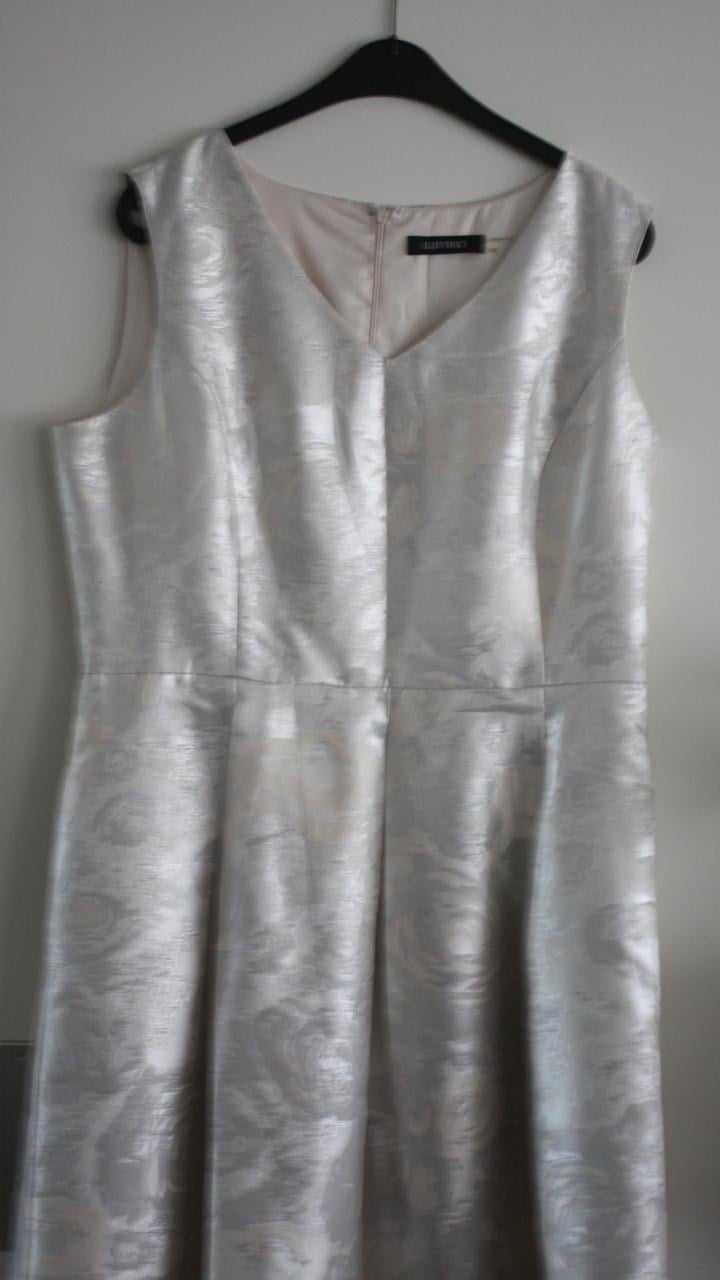 Hele mooie avond jurk creme met glanzende garen maat 16