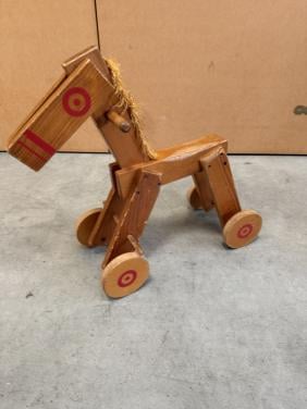 Vintage houten paard op wielen