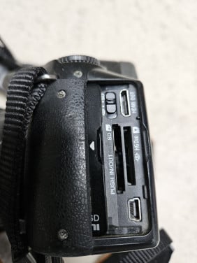 Sony a230 met flitser en twee lenzen.