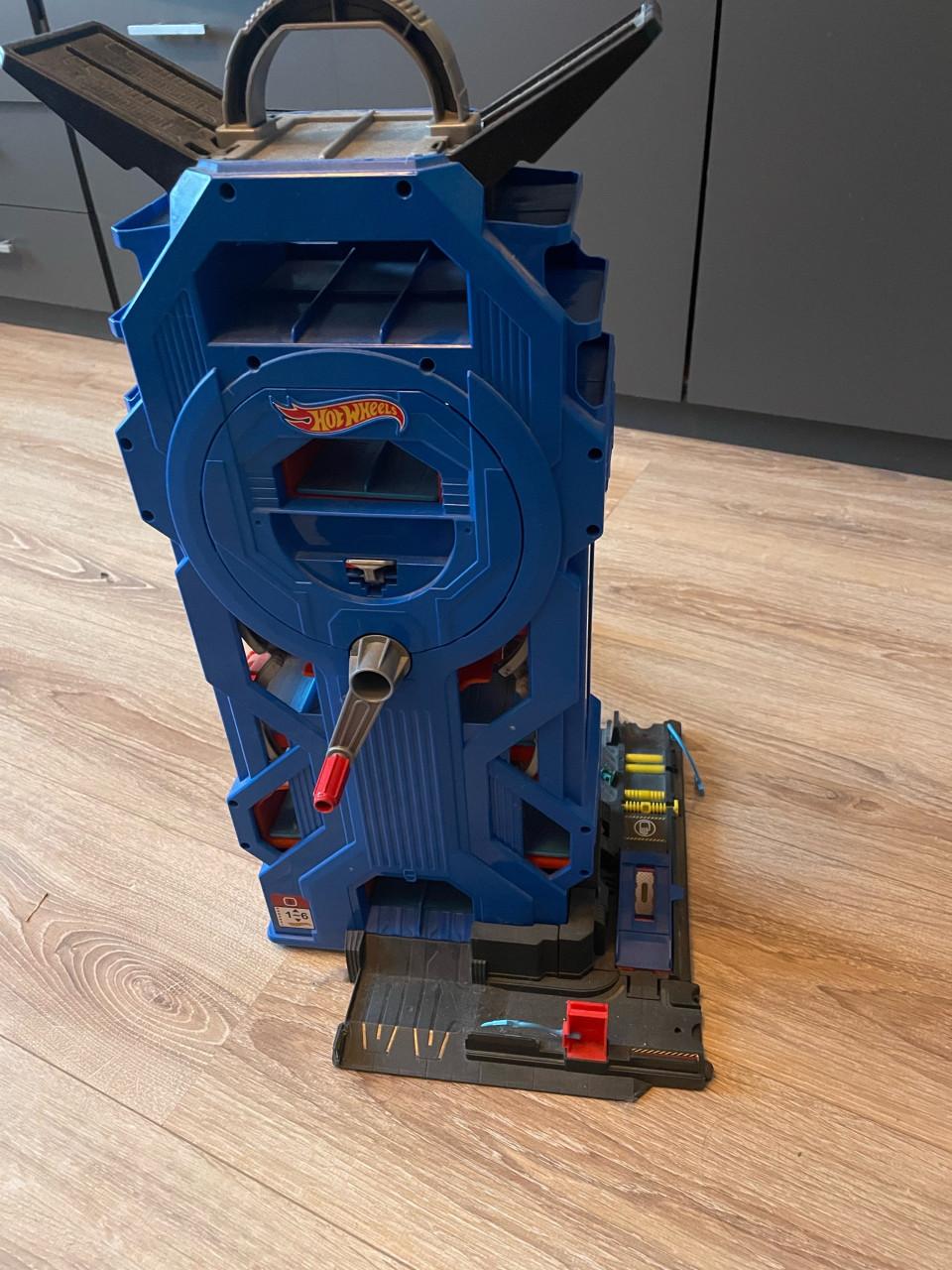 Hotwheel garage met super snelle glijbaan