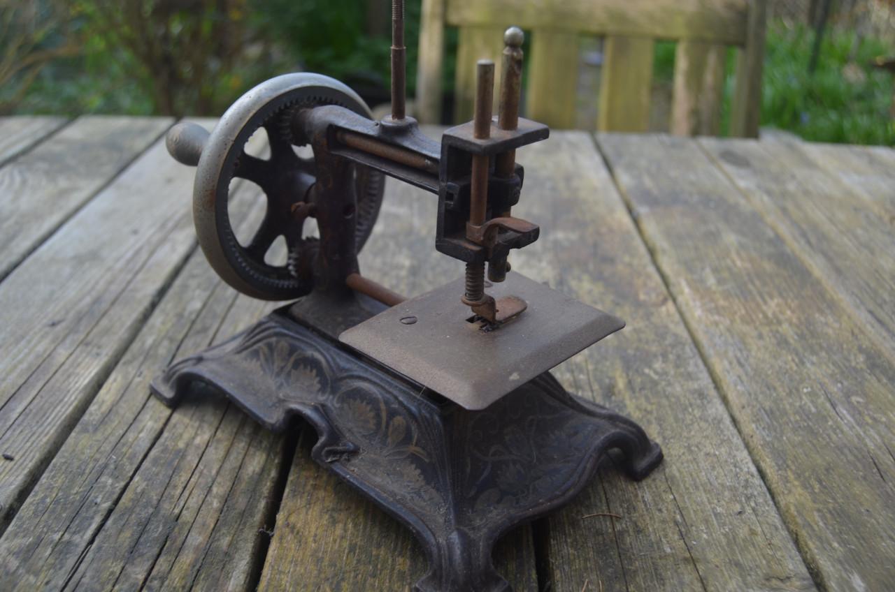 Antiek speelgoed naaimachientje