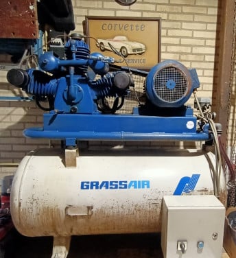 Compressor GRASSAIR 3 cilinder 7,5kw/10pk 235 liter tank