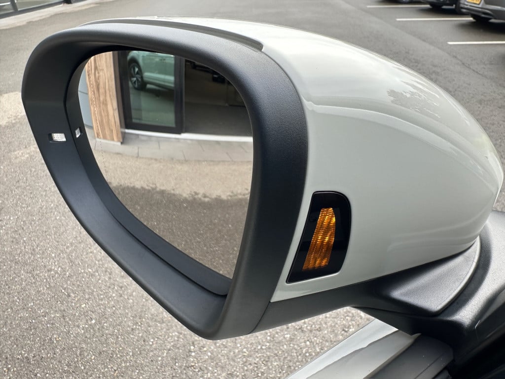 Volkswagen T-roc 1.5 tsi 150pk dsg r-line | camera | carplay | dode hoek | 