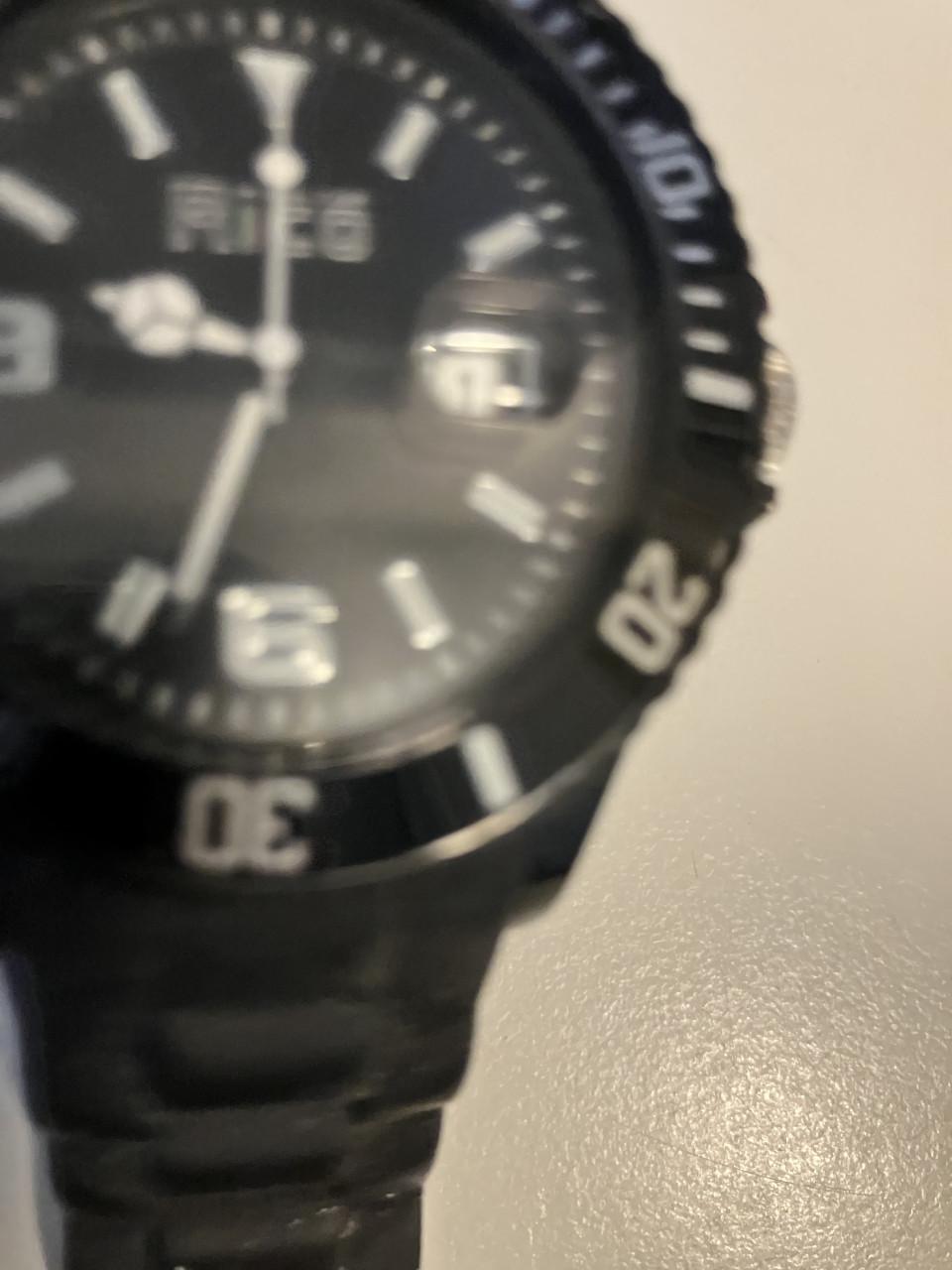 Te koop 3 horloges in goede staat [nieuwe batterij is nodig]