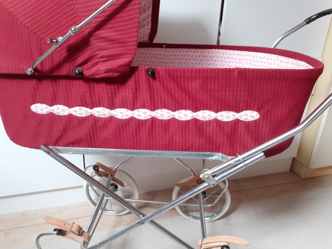 Drie Vintage poppenwagens