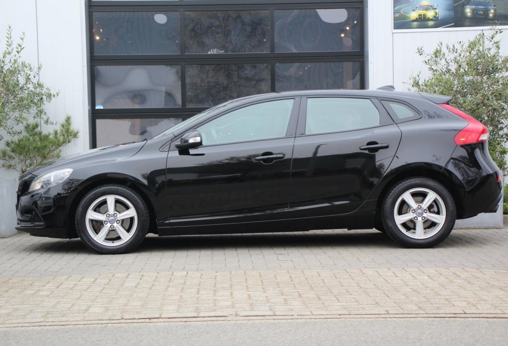 Volvo V40 1.6 t2 you! inc btw - xenon - cruise - pdc - high perf audio - de