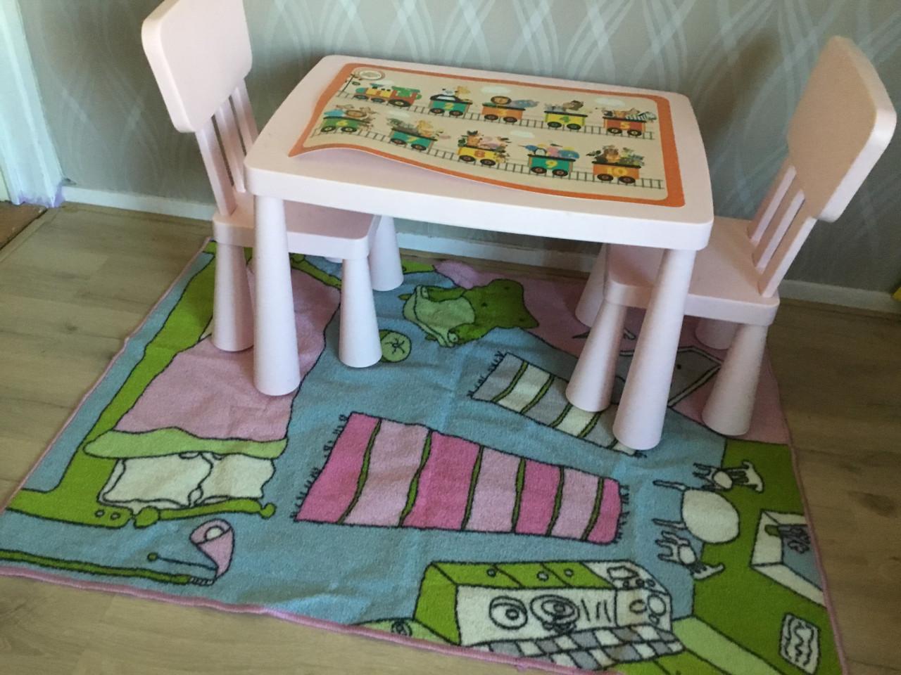Kinder speeltafel + 2 stoeltjes