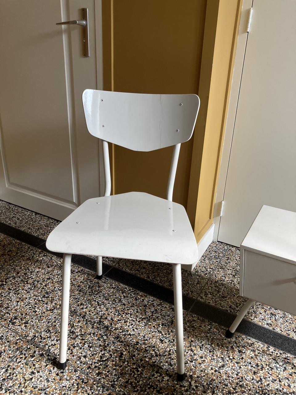 Vintage jaren 50 Auping (?) nachtkastje met 2 stoelen