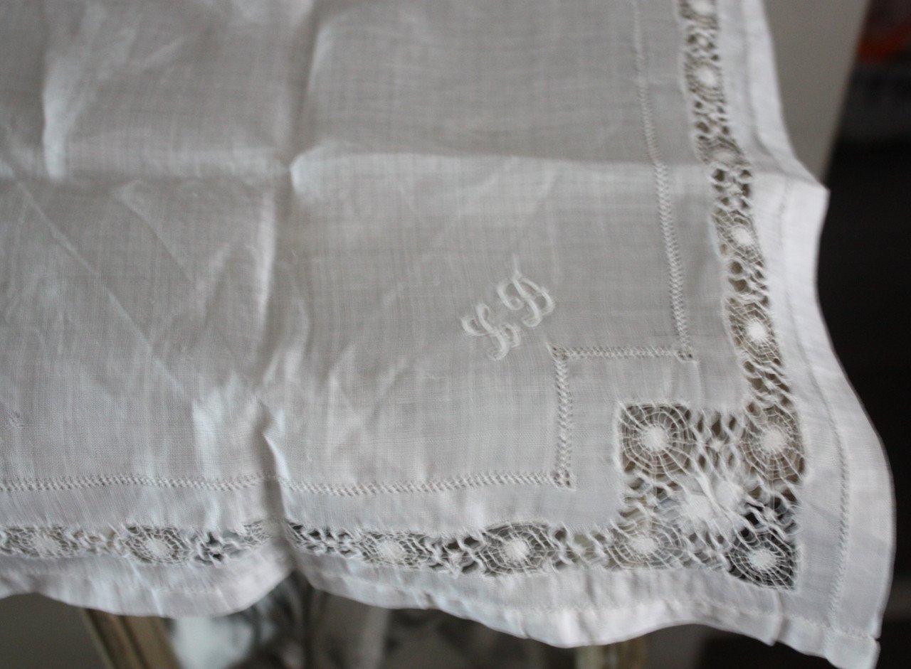 Mooie witte brocante zakdoek met geborduurde letter B & L