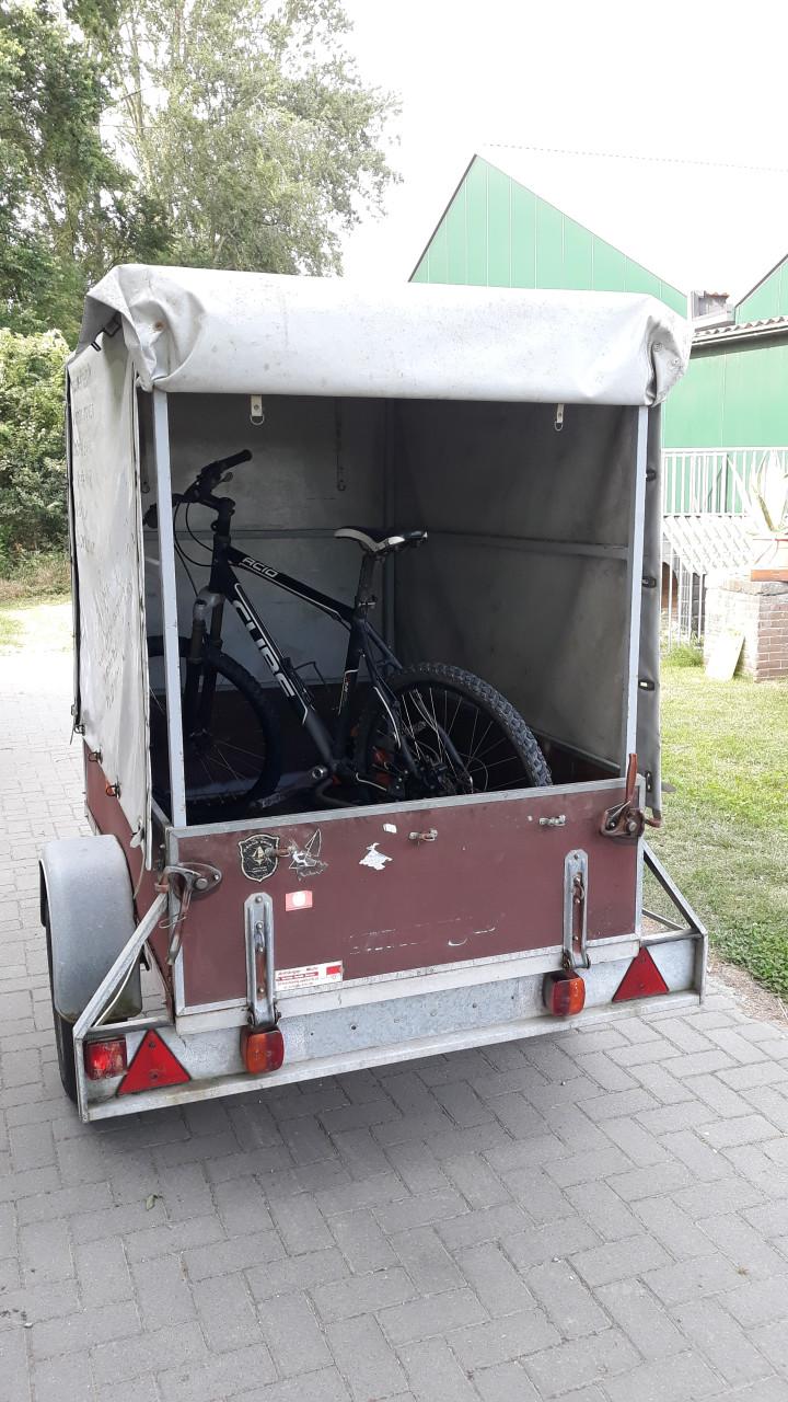Aanhanger met huif.