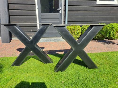 Zwarte stalen tafelpoten x poot voor een zware tafel