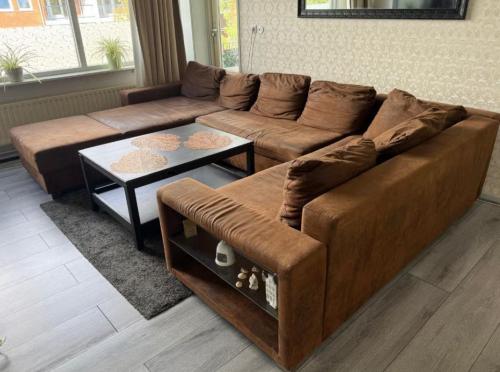 Gratis! Grote luxe suède hoekbank – nieuwprijs €4.950