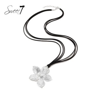 Zwarte koord halsketting met een zilverkleurige bloemen hanger