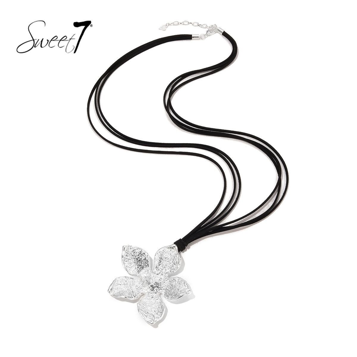 Zwarte koord halsketting met een zilverkleurige bloemen hanger