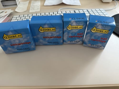 4 canon cartridges 2 kleur en 2 zwart xl maat. PG 540 en CL 541
