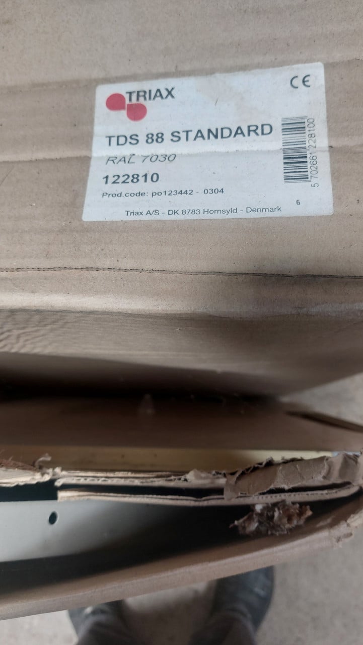 Nieuwe Triax schotel antenne 88 cm