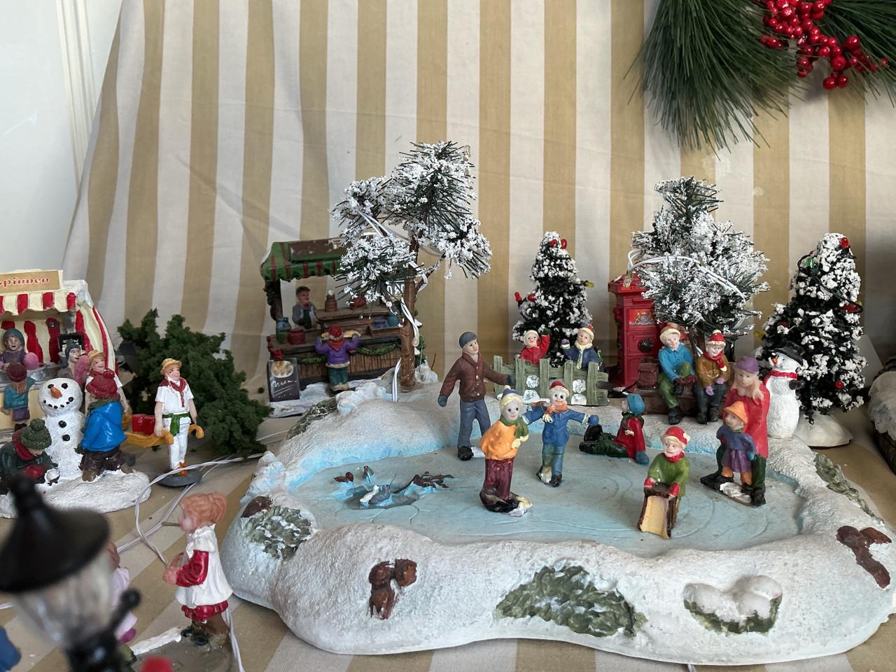 Miniatuur huisjes en sneeuwpret tableau en spoorwegstation