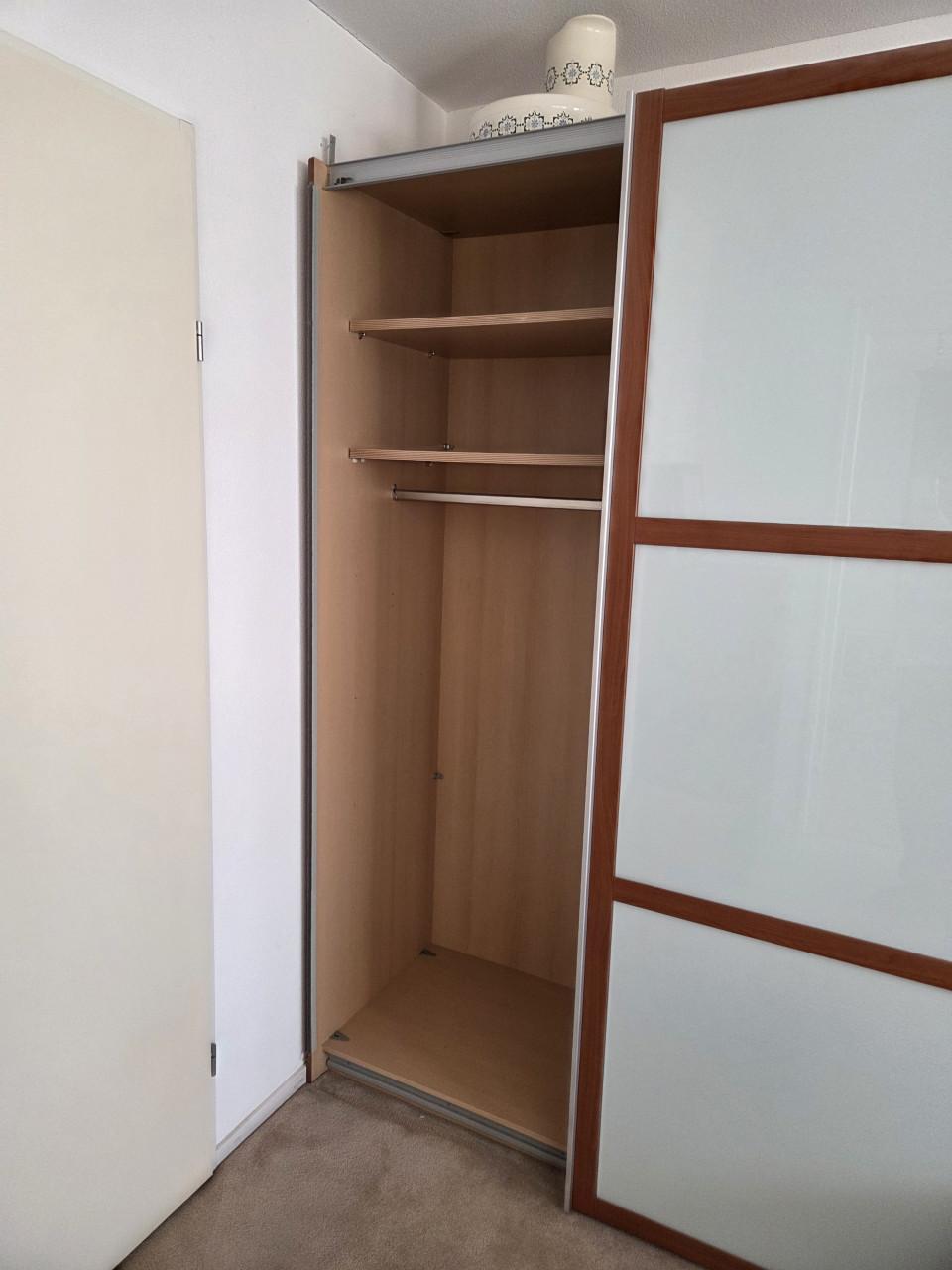 Kledingkast met schuifdeuren