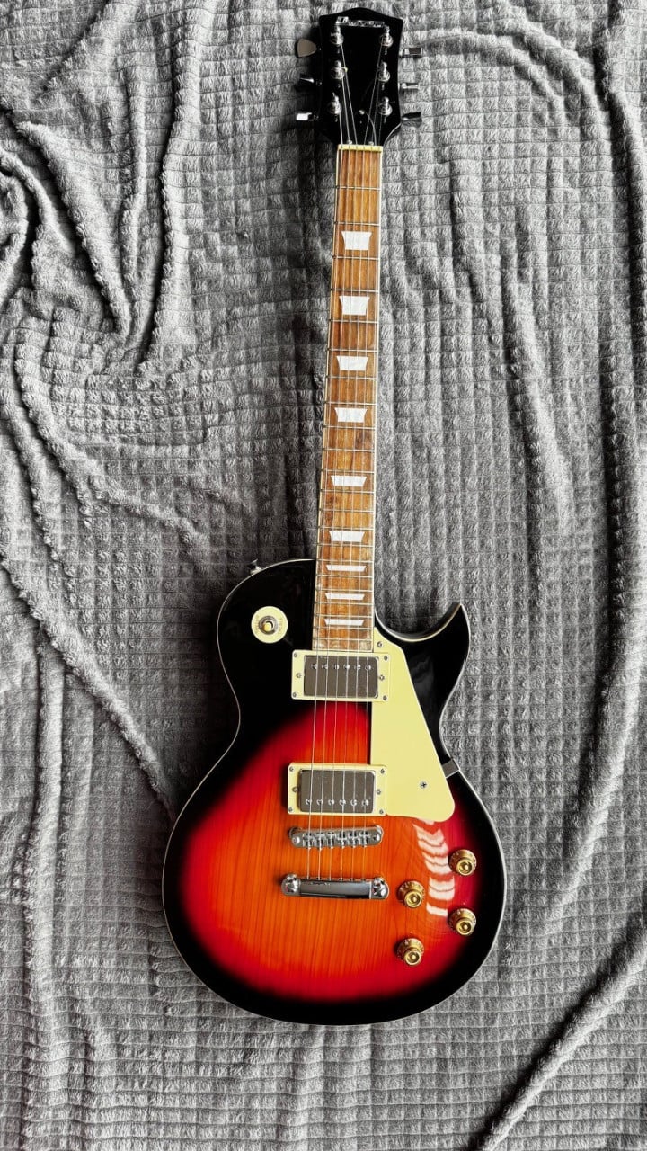 Gitaar: Dimavery model Gibson Les Paul