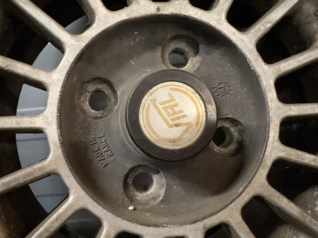 Diverse velgen met en zonder banden. Klassiek en modern.