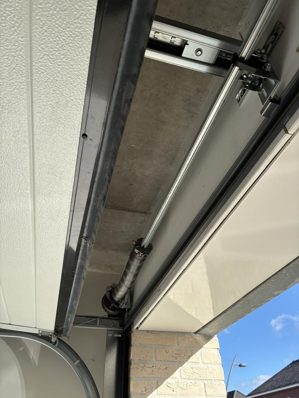 EDN sectionaaldeur zwart RAL 9005 – compleet met elektrische motor