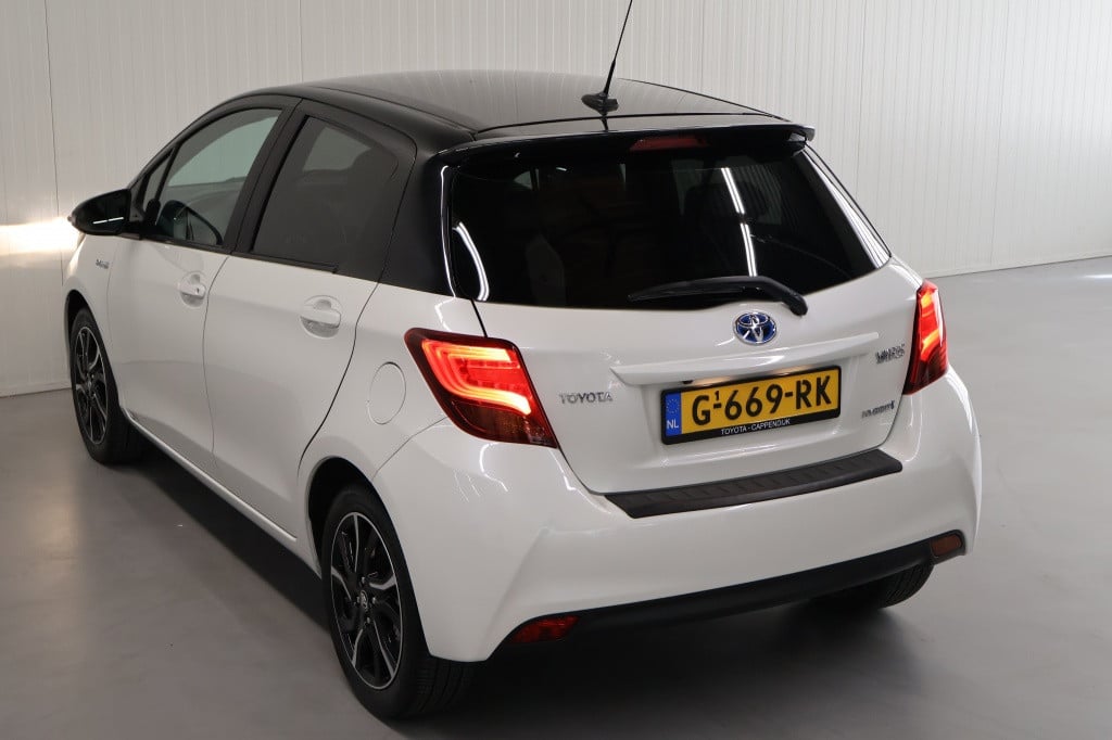 Toyota Yaris 1.5 hybrid dynamic bi-tone