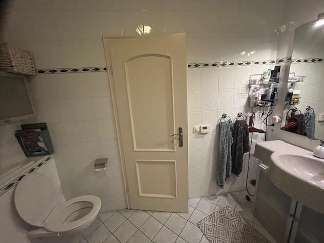 Bad, douche, douchewand, toilet, wastafel, kranen