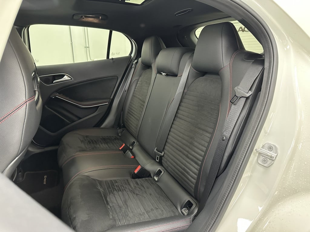 Mercedes-Benz Gla-klasse 200 amg premium | trekhaak | panoramadak | camera 