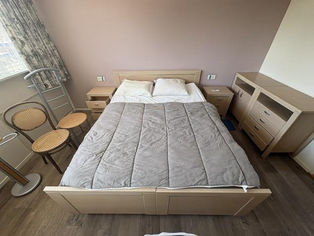 Bedmeubel met verstelbare Auping spiralen, plus bijpassende kastjes