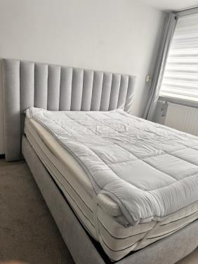 Tweepersoons Boxspring 160x200 is maar 7 Maanden OUd met topper