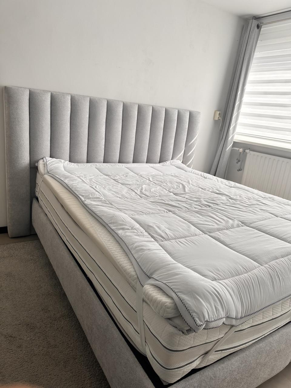 Tweepersoons Boxspring 160x200 is maar 7 Maanden OUd met topper