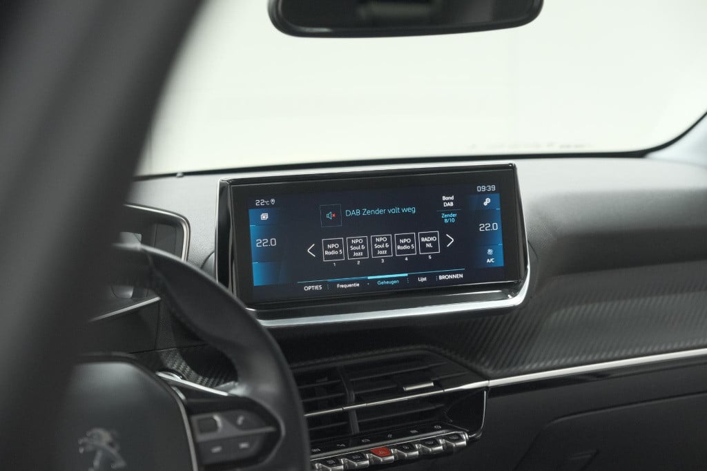 Peugeot 208 puretech 100 allure | camera | navigatie | apple carplay | park