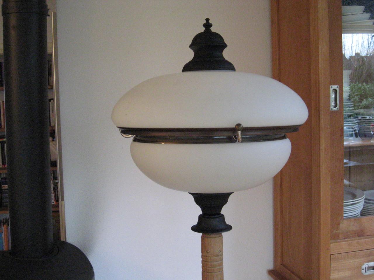 """"MOOIE STAANDE LAMP MET LEESTAFEL""