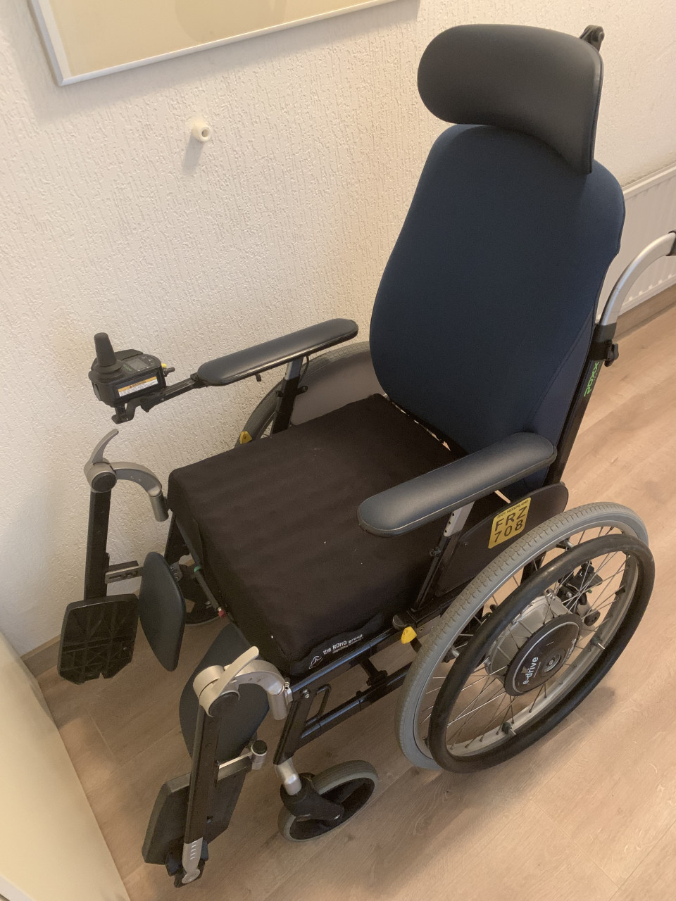 Rolstoel elektrisch voor en achter te bedienen