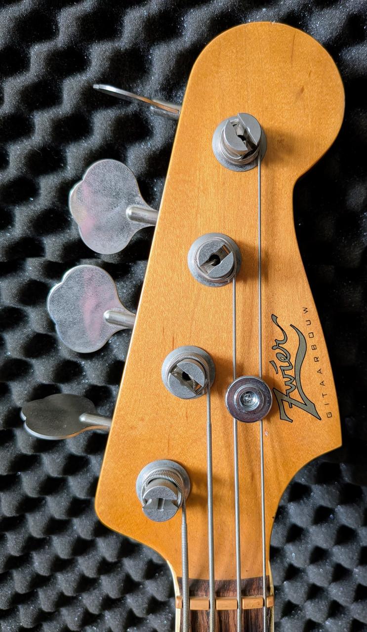 Professionele basgitaar, gebouwd door Zwier gitaarbouw