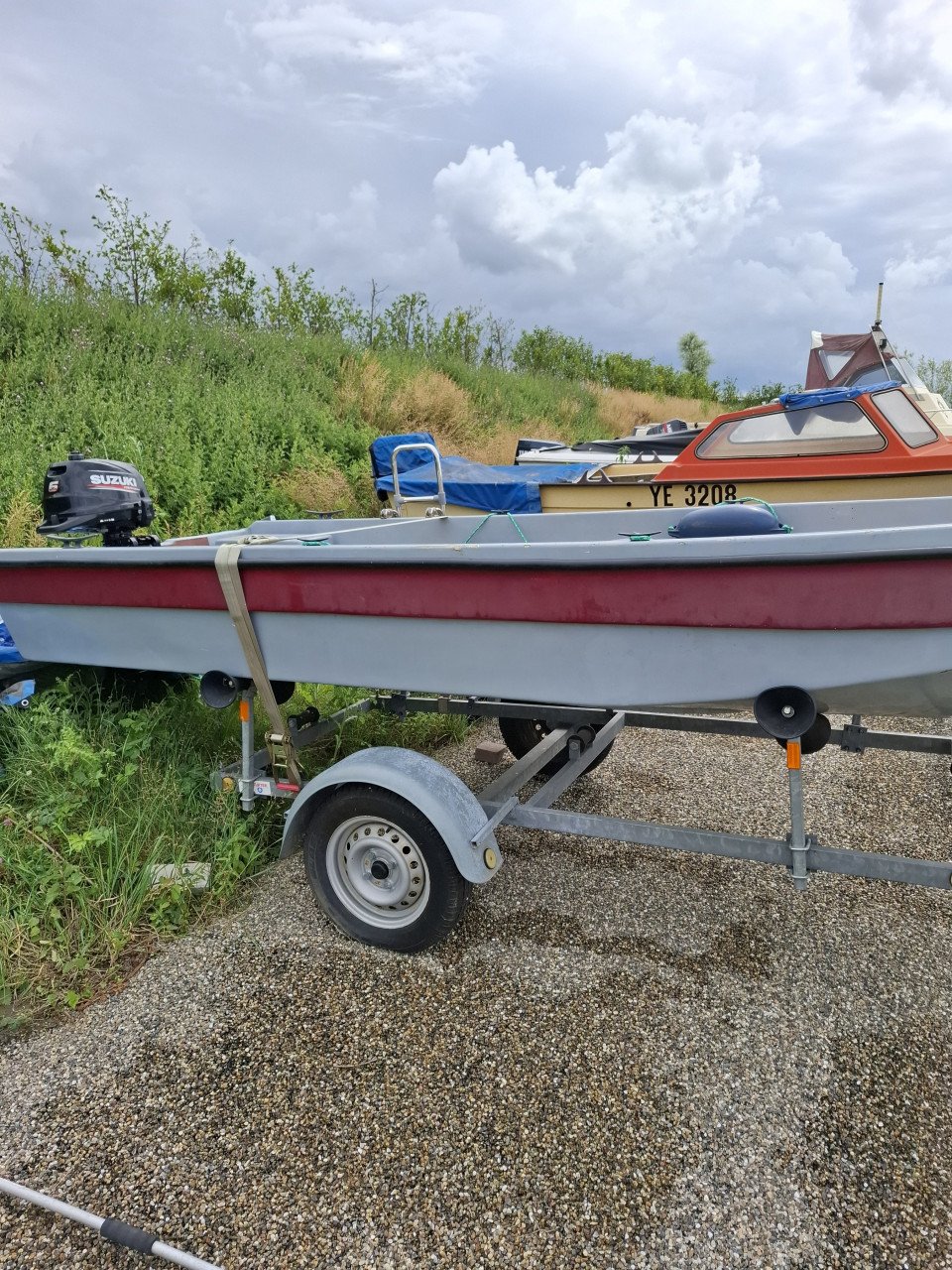 Polyester visbootje met trailer en 6pk suzuki
