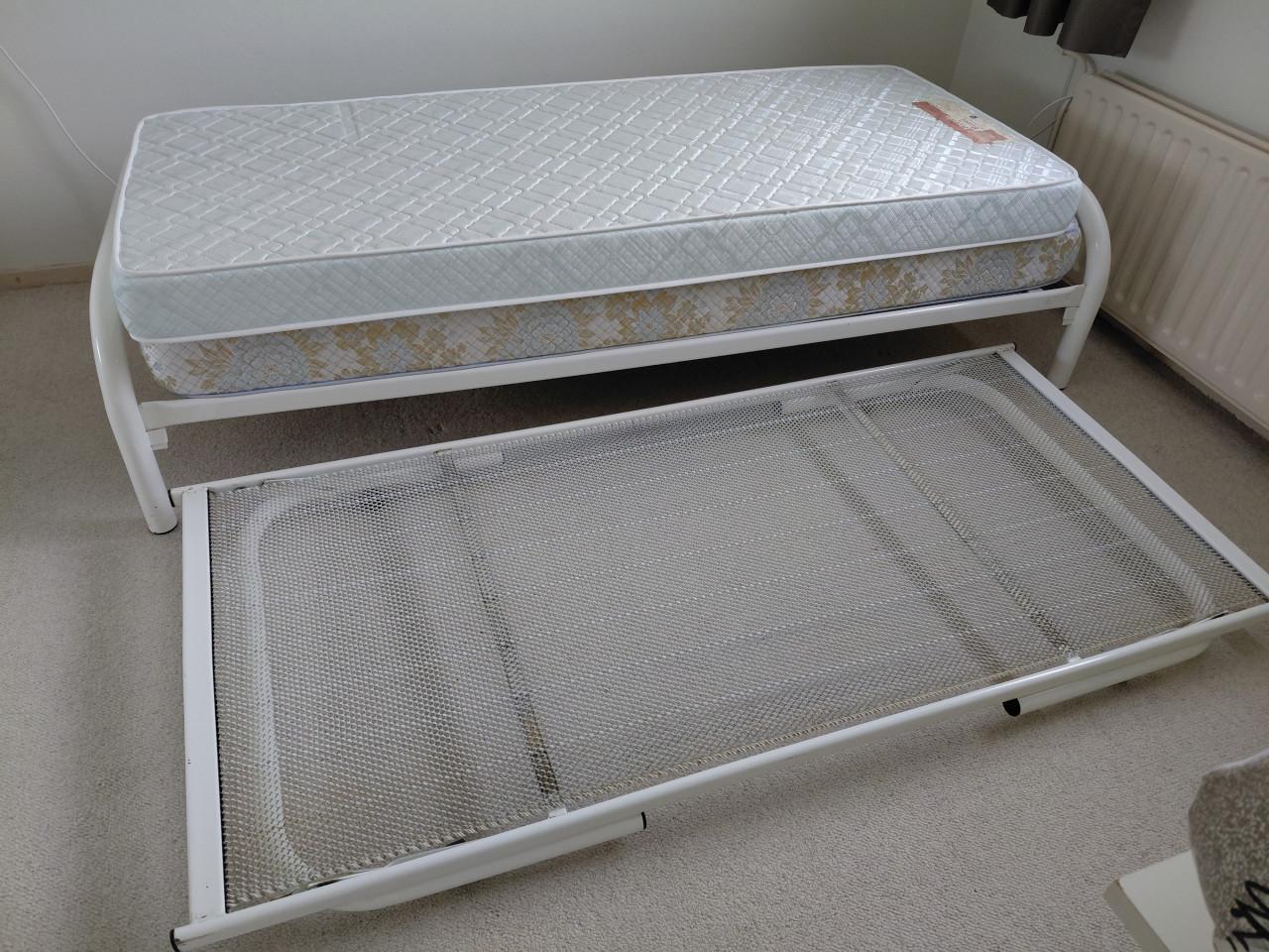 Bed met onderschuifbed 90 x200 cm