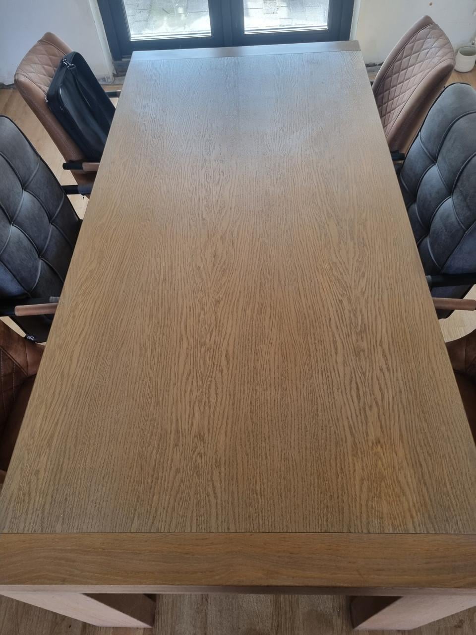 Lichte eettafel