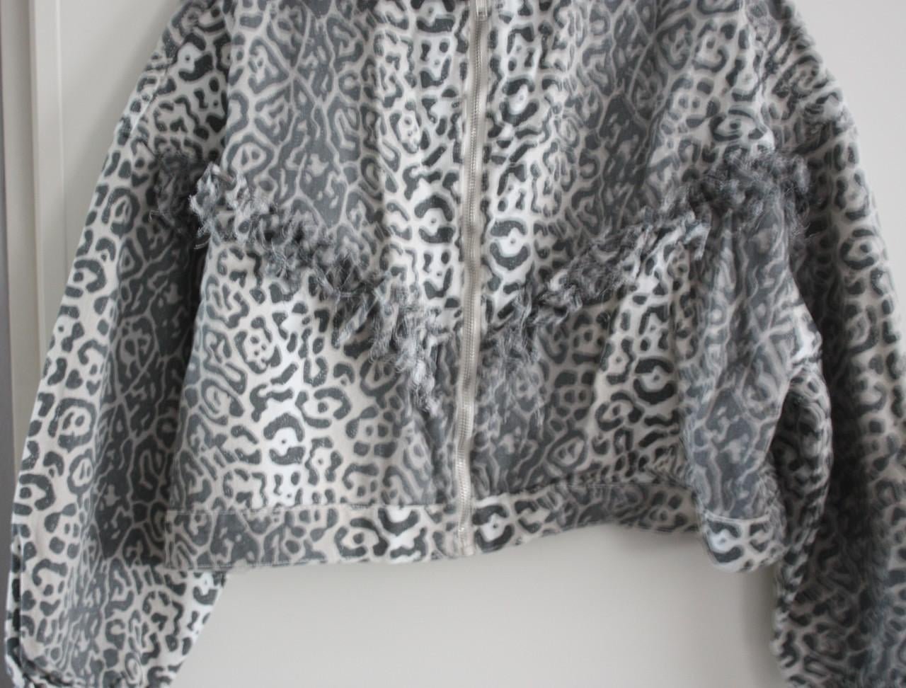 Grijs creme dieren print jasje maat s