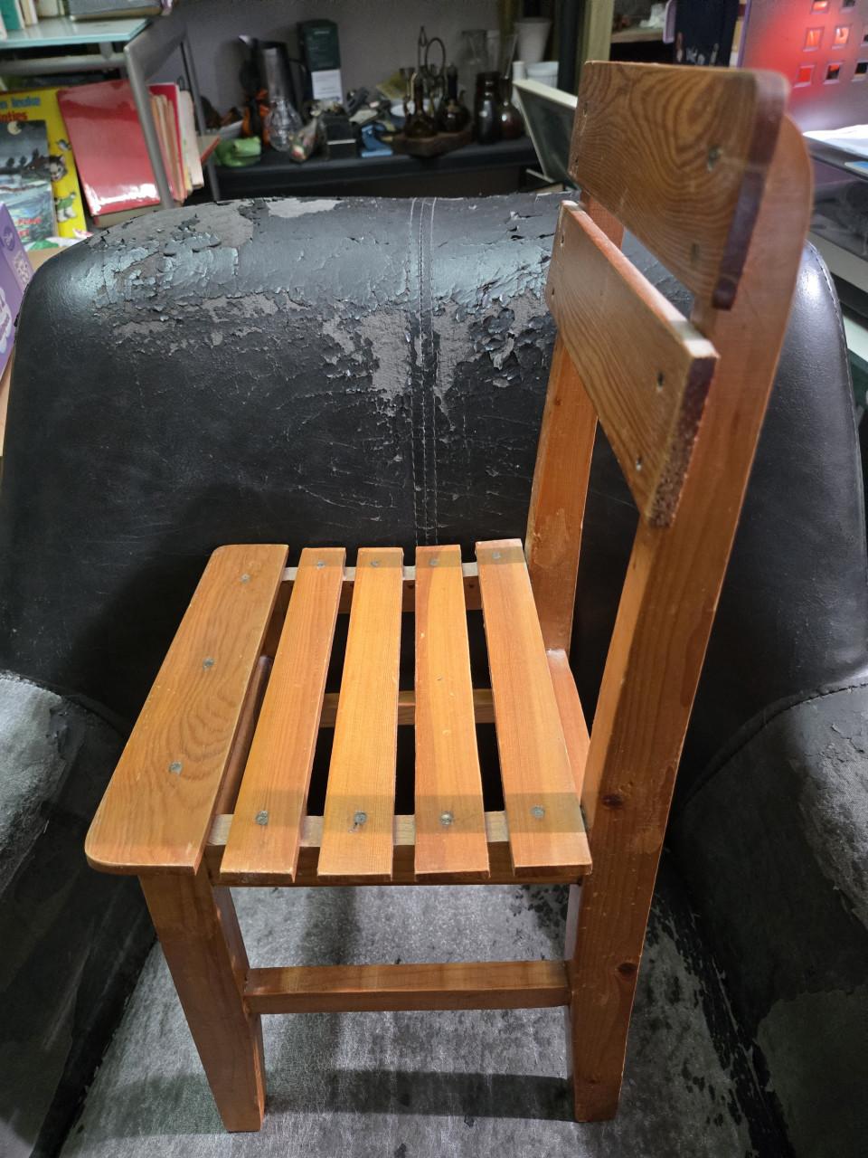 Vintage houten kinderstoeltje 23.5x25.5xH50 cm Zithoogte 25.5 cm