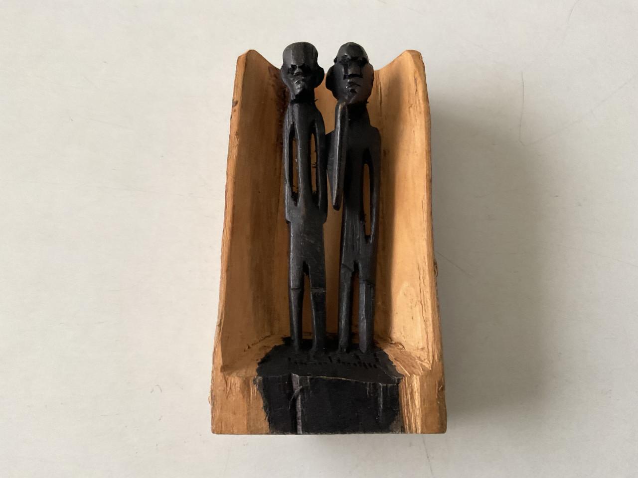 Mooi uitgesneden Afrikaans houtsnijwerkje in Ebbenhout.     Hoogte: 10 cm.