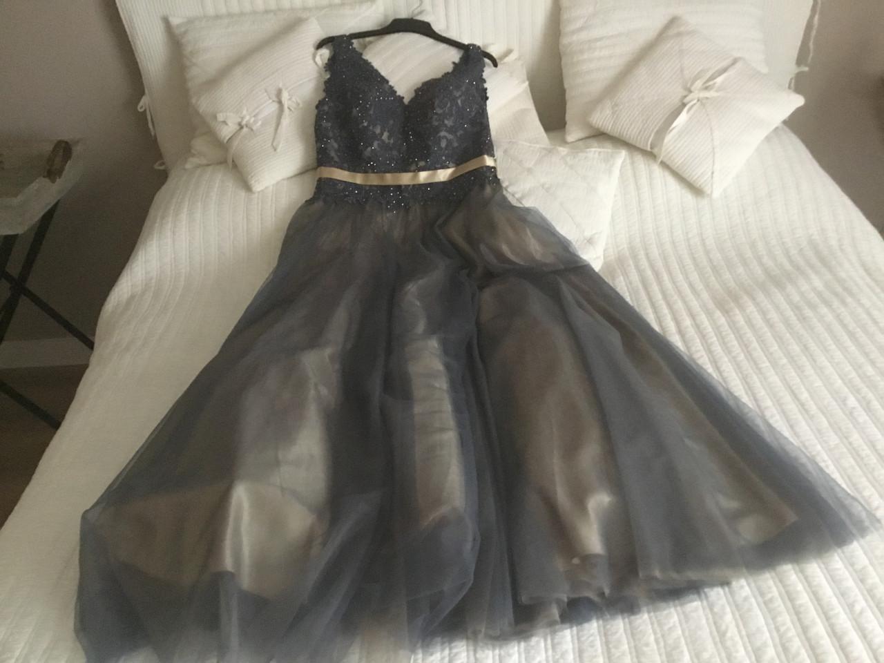 Prachtige bruidsjurk/ feestjurk. 42/ 44 . 1x gedragen. + bontcapje, stola.