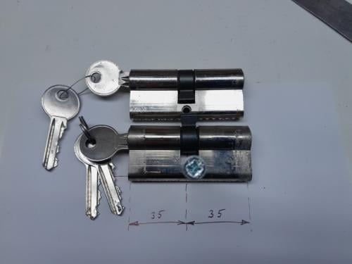Cilinderslot met sleutels. Maat 30-30, 35-35mm en 1 stuk 35-50mm.