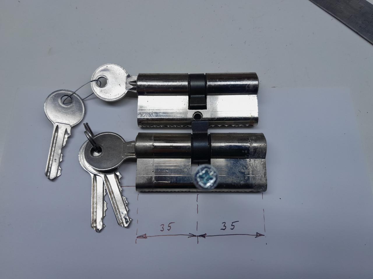 Cilinderslot met sleutels. Maat 30-30, 35-35mm en 1 stuk 35-50mm.