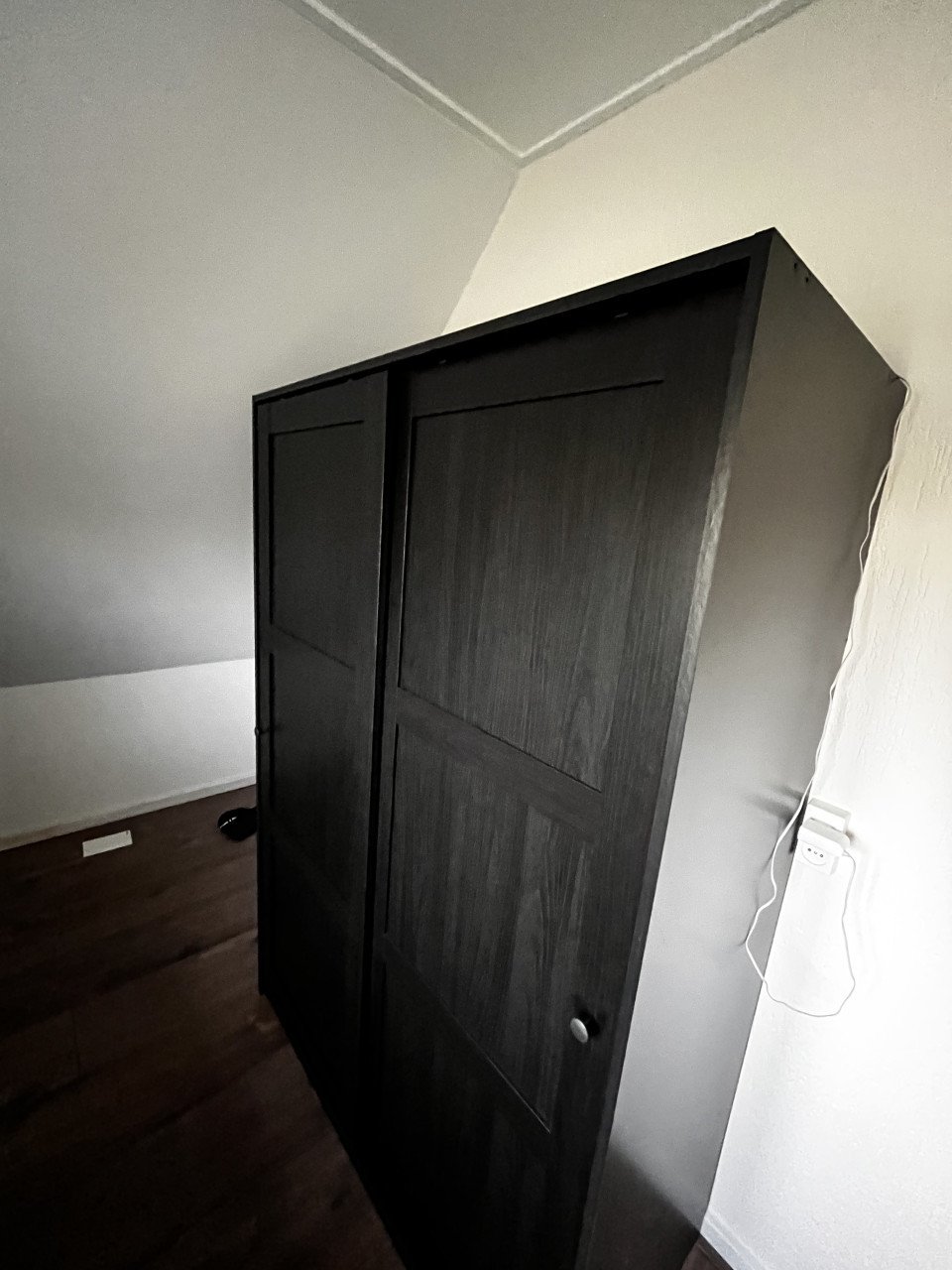 Kledingkast. Zwart.