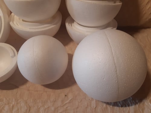 Piepschuim bollen, 23 stuks met 20 cm doorsnede, 7 stuks met 15 cm doorsnee