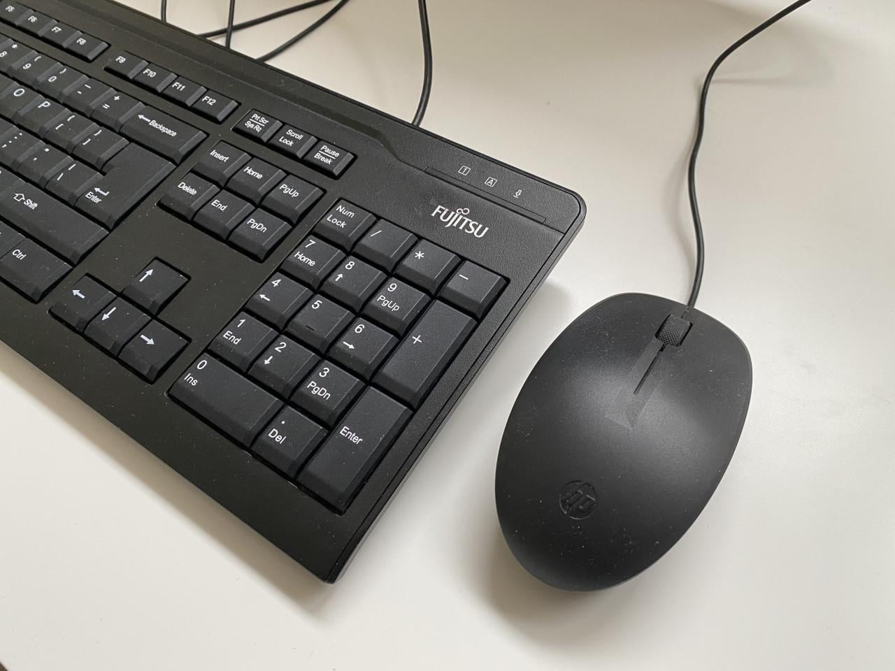 Thuiswerkplek met monitor - toetsenbord- muis - hub